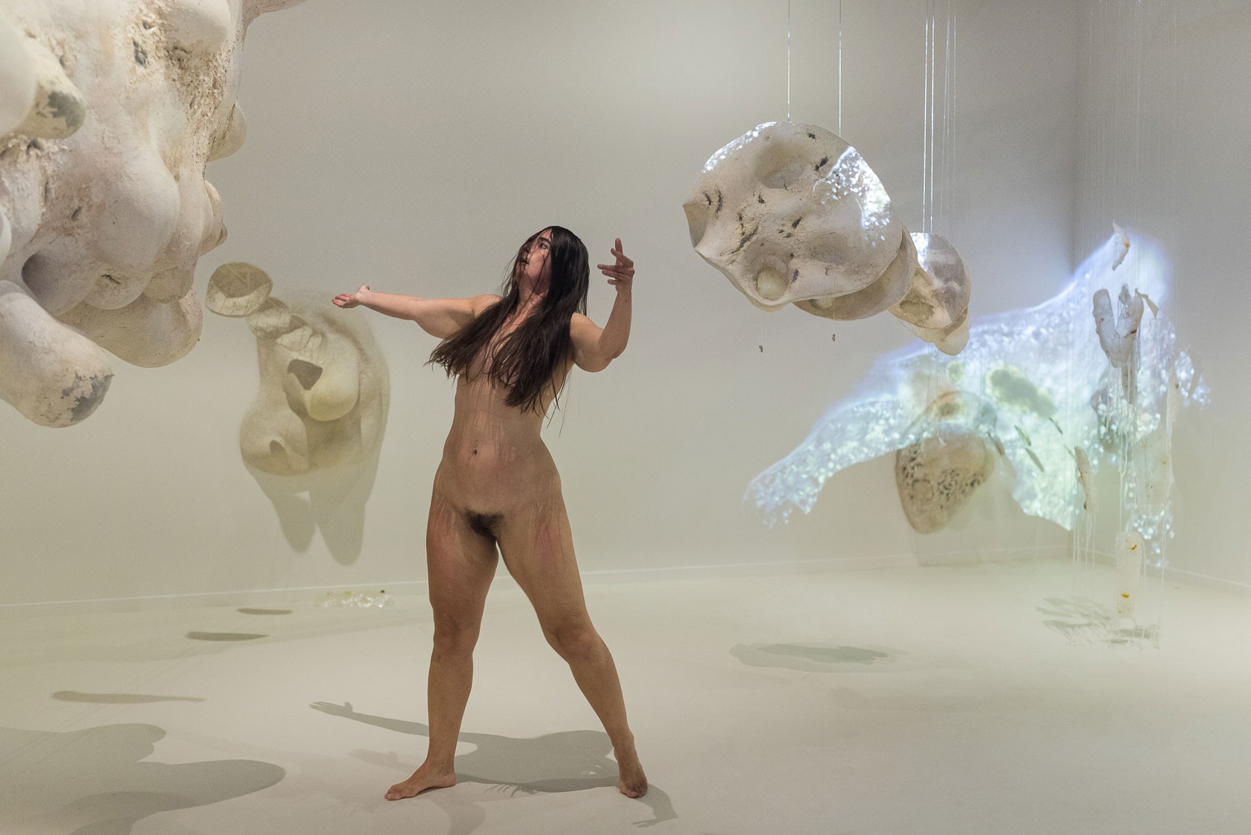 <BODY>ENTANGLED RELATIONS – ANIMATED BODIES, Sonja Bäumel, Triennale Milano 2022, Performance Doris Uhlich © Gianluca Di Ioia/MAK</BODY>