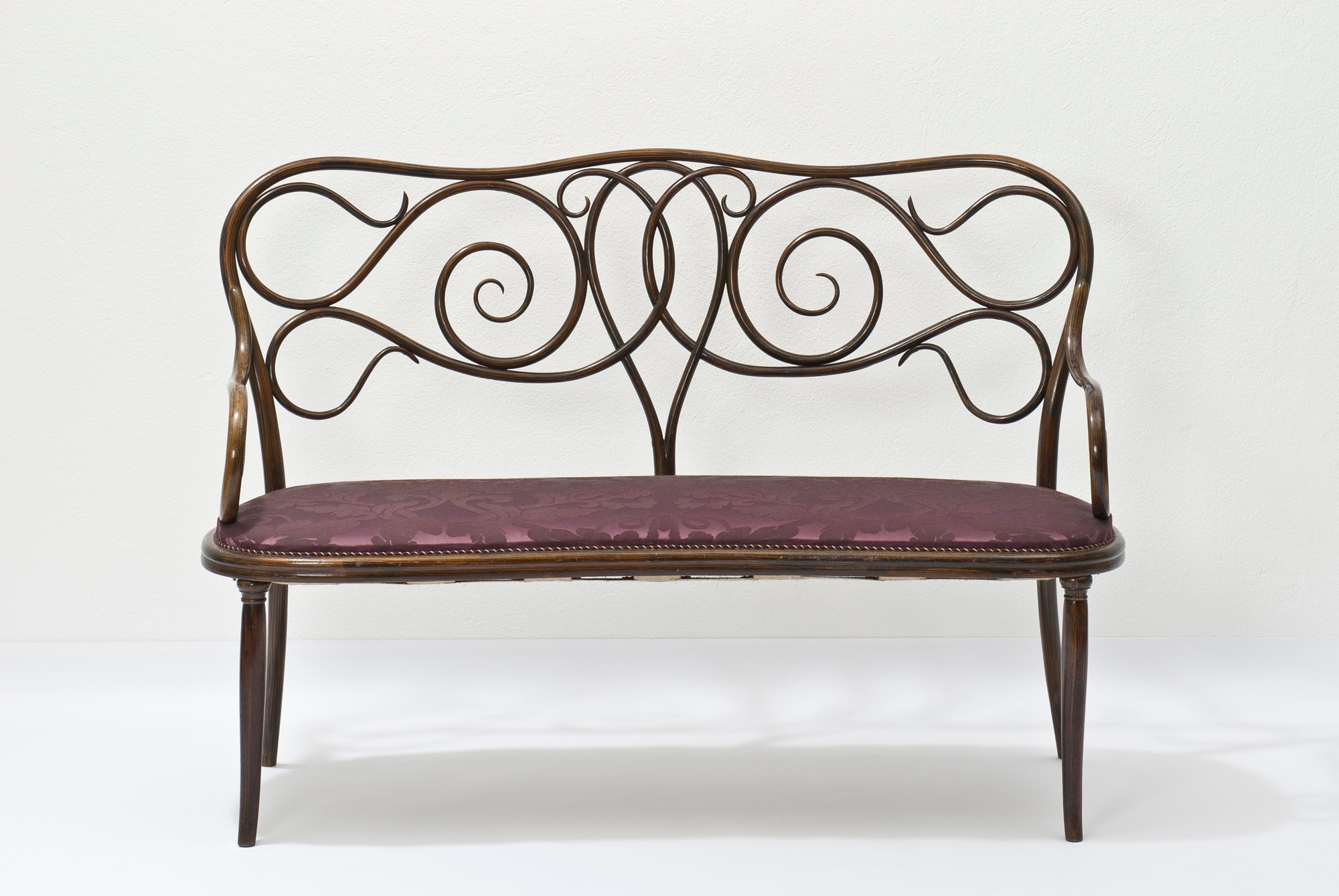 <BODY><div>SOFA, MODEL NO. 4</div><div>Vienna, ca. 1850</div><div>Manufacture: Thonet Brothers, ca. 1858/1860</div><div>Beechwood, partly laminated and bent, rosewood-stained, damask upholstery (renewed)</div><div>H 2978 / 1988, formerly Alexander von Vegesack Collection</div></BODY>