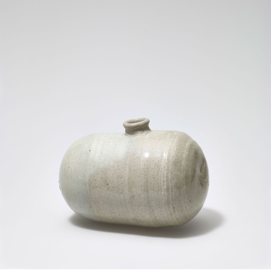 <BODY><div>Wine bottle in the form of a rice bale (travel flask), Korea, Joseon dynasty (1392–1897), </div><div>15th–16th c.</div><div>Stoneware with white glaze</div><div>© MAK/Georg Mayer</div><div> </div></BODY>