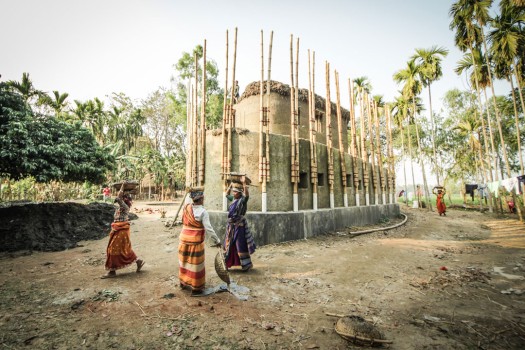 Anna Heringer, Anandaloy, Rudrapur, Bangladesch, 2020Das Gebäude aus Lehm und Bambus beherbergt ein Zentrum für Menschen mit besonderen Bedürfnissen in Kombination mit einem Studio für die Herstellung fairer Textilien (Dipdii Textiles).© Foto: Stefano Mori