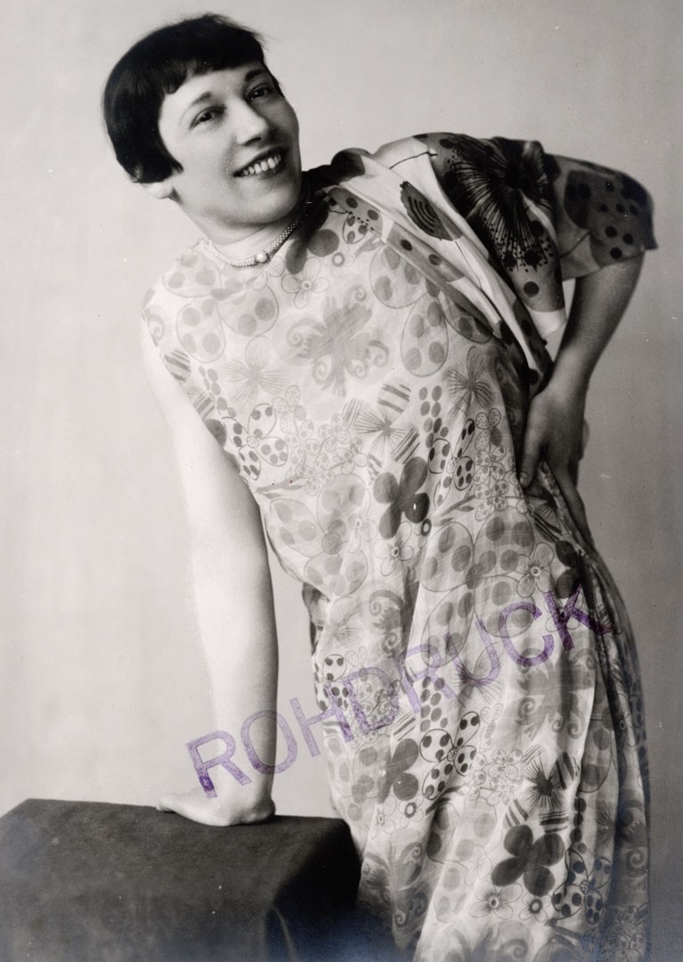 <BODY>Vally Wieselthier in einem Kleid aus dem WW-Stoff <em>Sommerfalter </em>von Felice Rix, um 1925 © MAK</BODY>