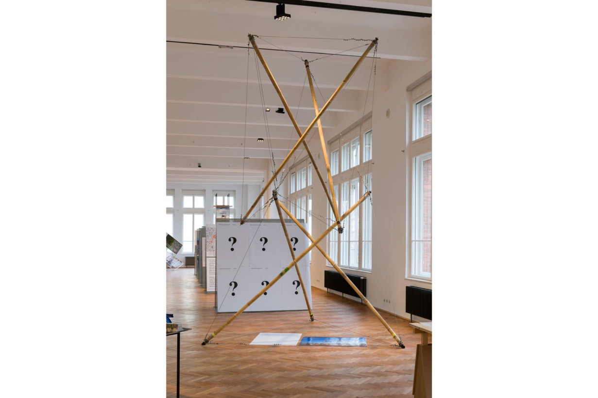 Showroom with a tensegrity structure 