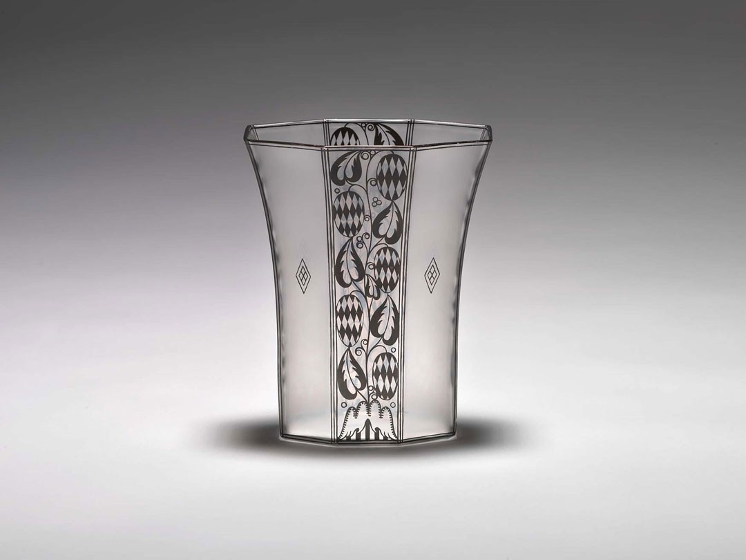 <BODY><div>Josef Hoffmann, Vase aus einem Toiletteservice für die Wiener Werkstätte, Glas, Bronzit, J. & L. Lobmeyr, 1913</div><div>© Peter Kainz/MAK</div><div> </div></BODY>