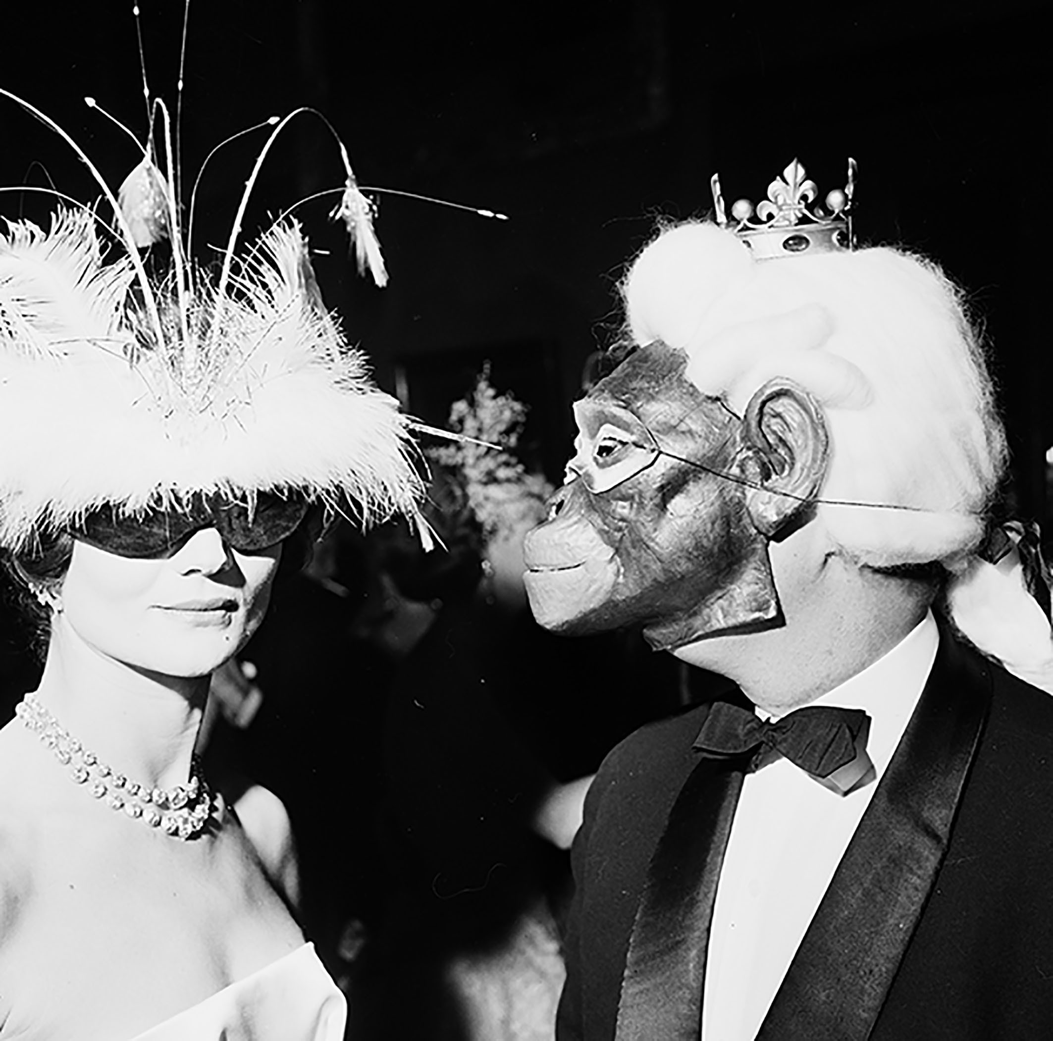 <BODY><div>André Ostier, Vicomtesse de Ribes und Pierre Celeyron, Winter Ball, Hotel Coulanges, Paris, 30. Dezember 1958</div><div>© A. & A. Ostier</div><div> </div></BODY>