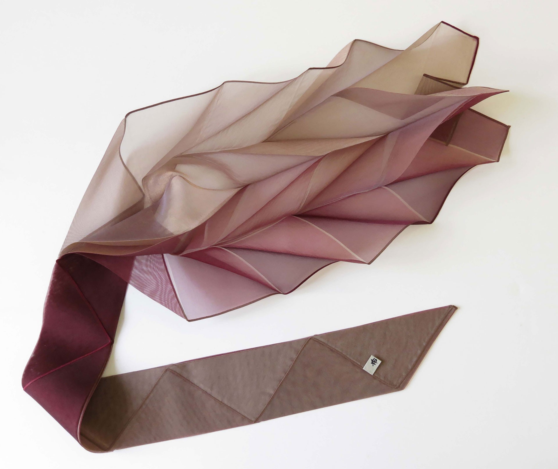 <BODY><div>SUDŌ Reiko, scarf in shaded beige/pale pink/wine red, 1997</div><div>Synthetic fibers, plissé</div><div>© MAK/Branislav Djordjevic</div></BODY>