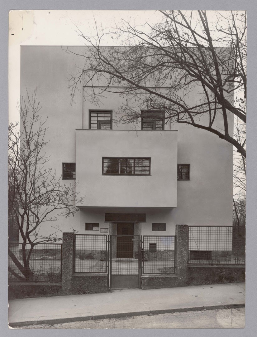 <BODY><div>Adolf Loos, Moller House, Vienna, 18th district, street-facing façade, 1927/28</div><div>Photo: © Martin Gerlach Jr., 1930</div><div>© ALBERTINA, Vienna</div><div> </div></BODY>