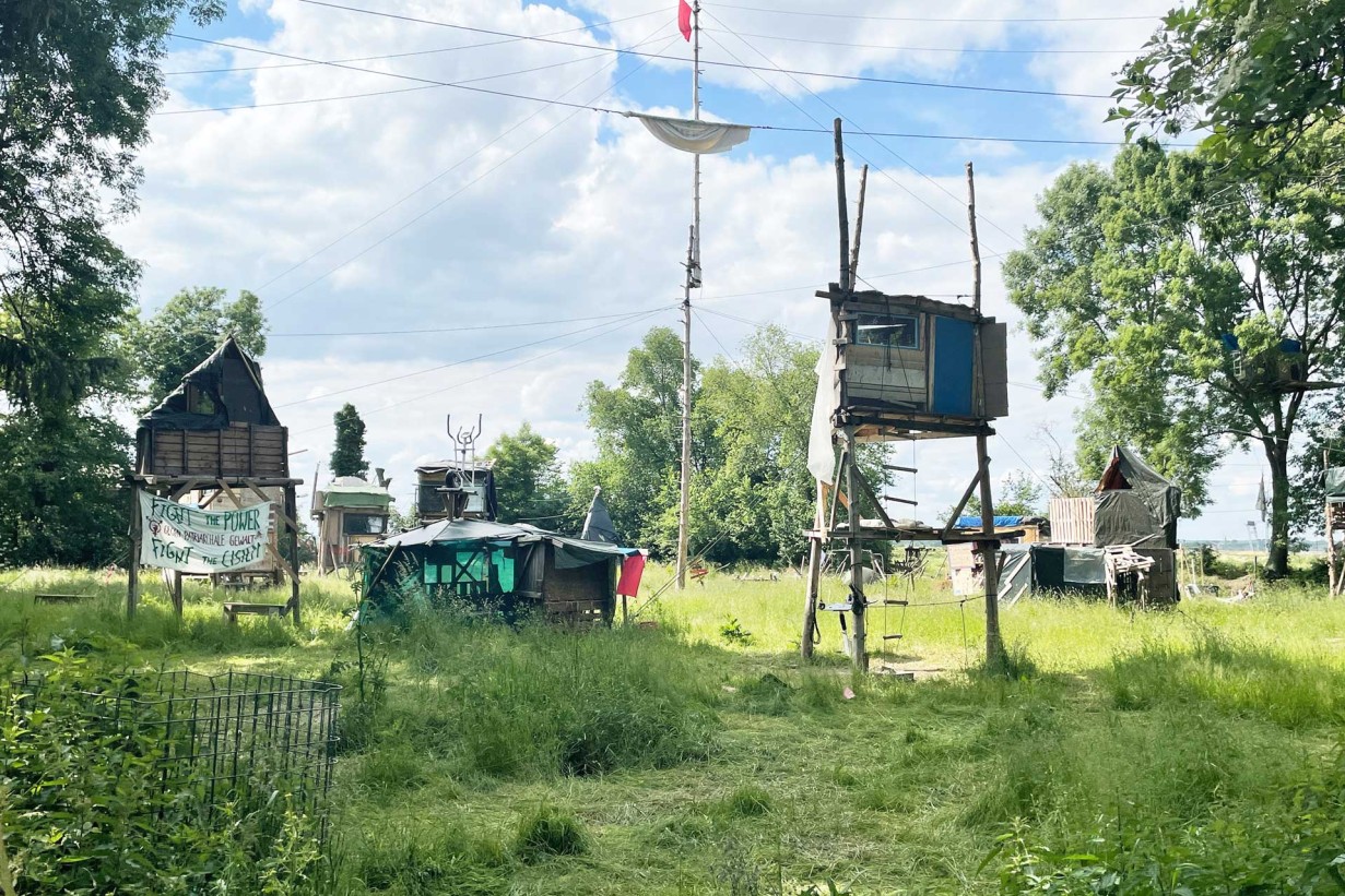 After climate activists managed to save the last remnants of Hambach Forest from being cleared, a new protest camp emerged in Lützerath. In the “Fantasialand” barrio there were not only many structures on stilts but also a “high pod,” which was connected to several tree houses via trusses. This delayed the site’s clearance as the Lützerath activists could move freely over the heads of the police officers and keep escaping from them.
