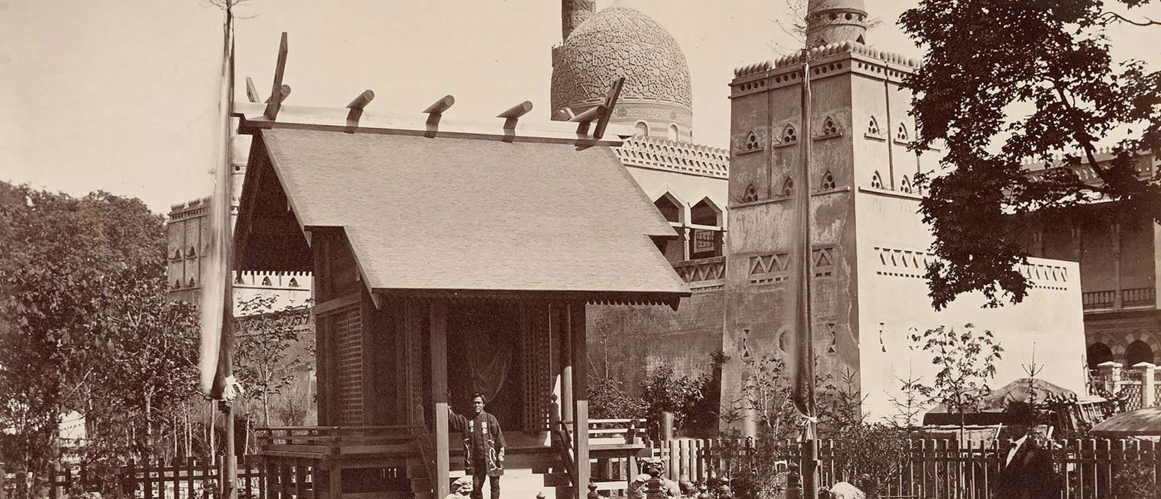 Schwarzweiß Fotografie, darauf zu sehen eine Moschee und ein japanisches Haus