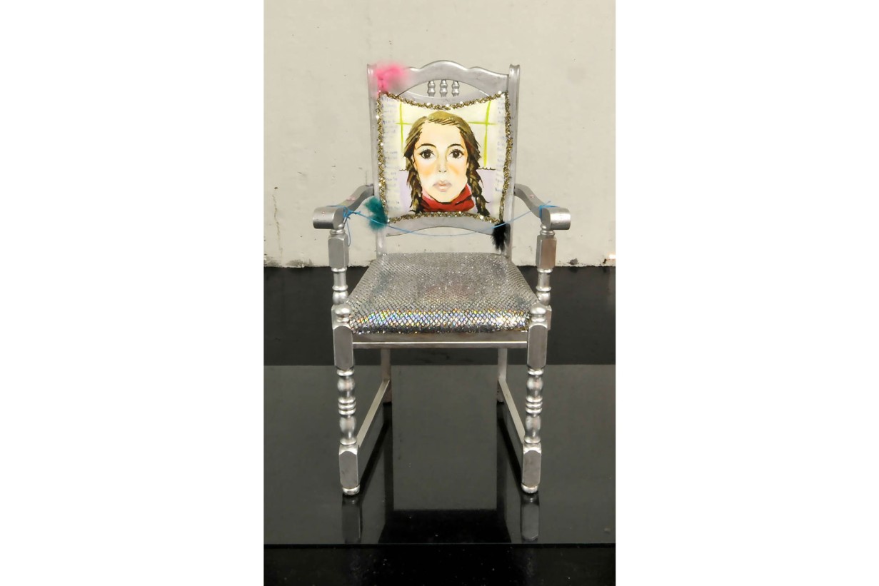 Elke Krystufek, Carthasis furniture design (Chair Sue Williams): Sessel in Silber, Portrait einer Frau auf Rückenlehne, pinke, türkise und schwarze Federn an den Seiten der Rückenlehne
