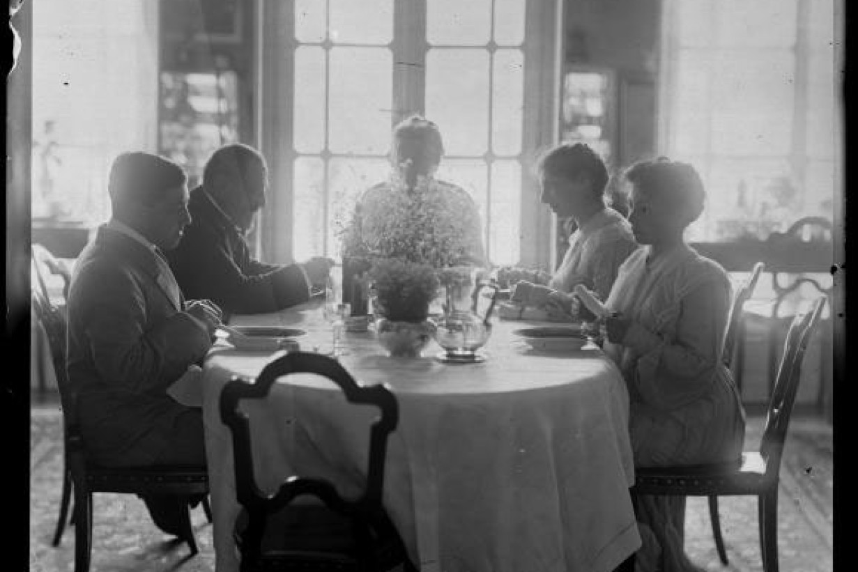 Ferdinand Schmutzer, The Mautner family at lunch in the Geymüllerschlössel, 1905