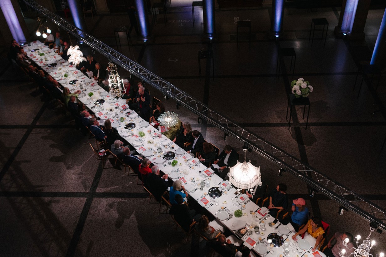 Dinner im MAK Festlich gedeckte Tafel in der MAK Säulenhalle