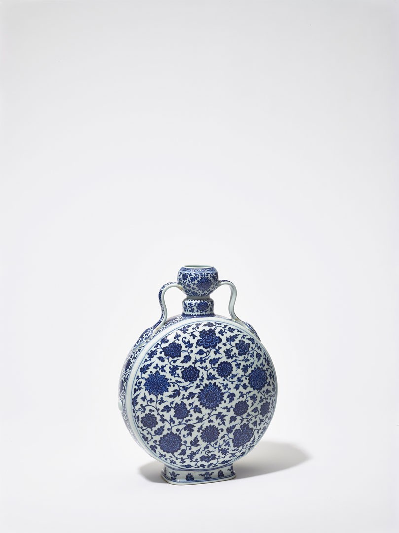 <BODY><div>Flasche (Mondflasche, „bianhu“), China, Jiangxi, Jingdezhen, Qing-Dynastie, Qianlong-Periode (1736–1795)</div><div>Porzellan mit Bemalung in Kobaltblau unter der Glasur, Bodenmarke der Qianlong-Periode</div><div>© MAK/Georg Mayer</div><div> </div></BODY>