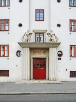 Wohnhausanlage der Gemeinde Wien Klosehof, 1923–25 Portalskulpturen von Anton Hanak, Ansichten Innenhof © privat