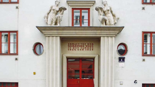 Wohnhausanlage der Gemeinde Wien Klosehof, 1923–25 Portalskulpturen von Anton Hanak, Ansichten Innenhof © privat