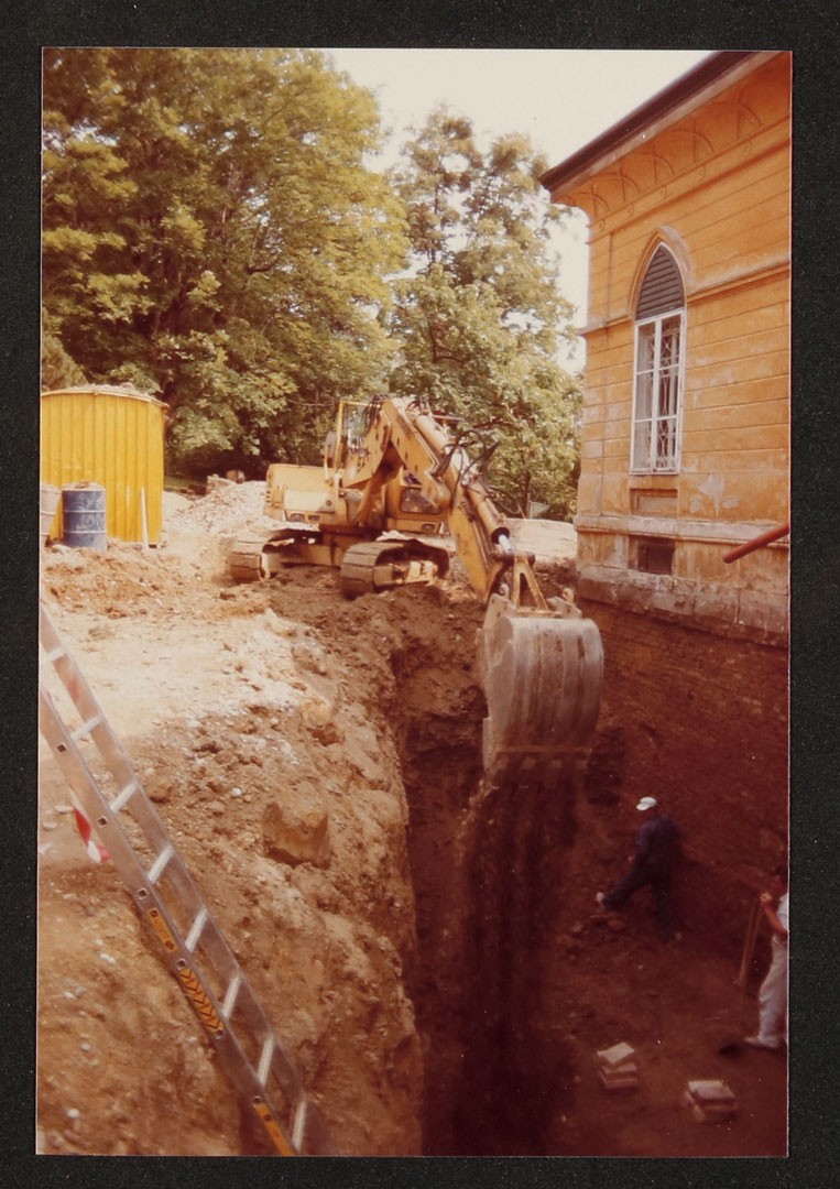 <BODY>Dehumidifying and  renovating the foundations of the Geymüllerschlössel, 1988 © MAK</BODY>