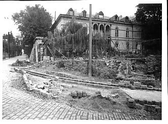 <BODY>Martin Gerlach jr.: View of work on widening the street, Pötzleinsdorfer Straße/corner of Khevenhüllerstraße, 1948 © WstLA</BODY>