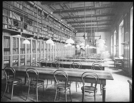 Fotografie des Kunstblättersaals (ehem. Lesesaal) in der Bibliothek des Museums, um 1910, LI 18195-2 © MAK